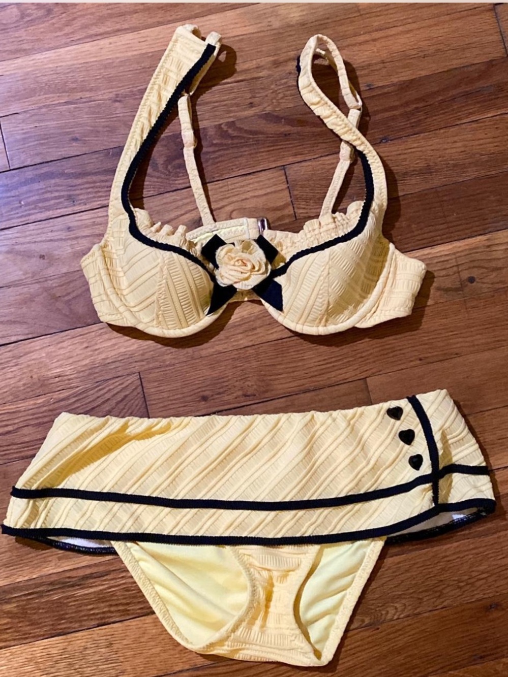 Iconic Vintage Betsey Johnson yellow flower Bikini
Y2K unforgettable